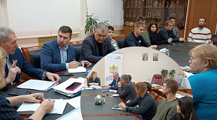 Павел Евгеньевич Чепогузов совместно с директором департамента образования провел рабочее совещание по обеспечению использования спортивных залов
